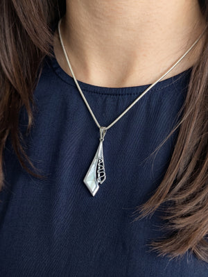 Сребърна висулка с Бял Седеф. Висулка от Сребро .925 в комбинация с естествен Бял Седеф.