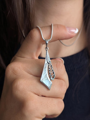 Сребърна висулка с Бял Седеф. Висулка от Сребро .925 в комбинация с естествен Бял Седеф.