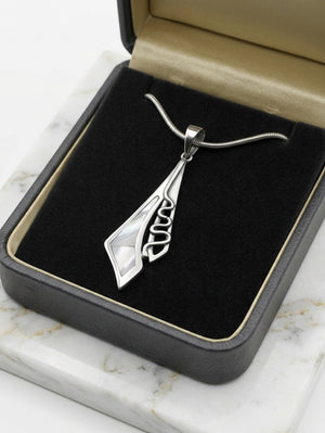 Сребърна висулка с Бял Седеф. Висулка от Сребро .925 в комбинация с естествен Бял Седеф.