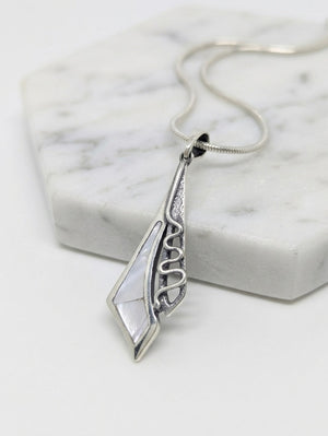 Сребърна висулка с Бял Седеф. Висулка от Сребро .925 в комбинация с естествен Бял Седеф.