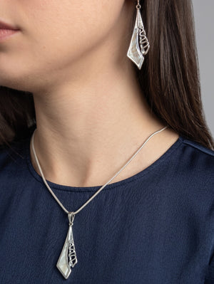 Сребърна висулка с Бял Седеф. Висулка от Сребро .925 в комбинация с естествен Бял Седеф.