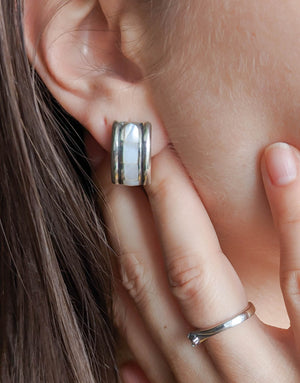 Авторски Сребърни обеци проба 925 в комбинация с естествен Бял Седеф - бижуто е подходящо за жени