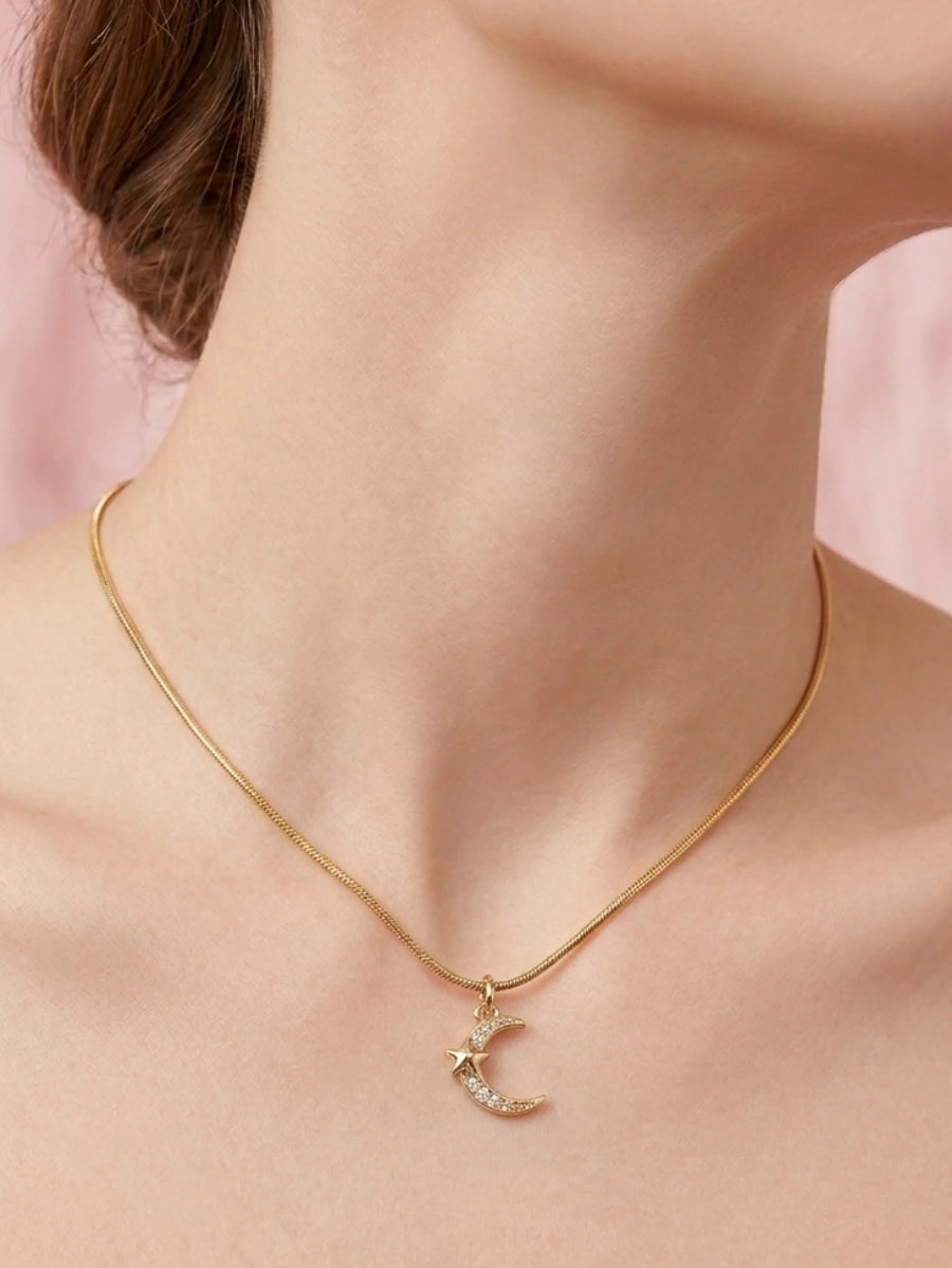 Нежно колие от висококачествена медицинска стомана. Покрито с прозрачни кристали. Висулката е във формата на полумесец и звезда. Изработено е в цвят злато.