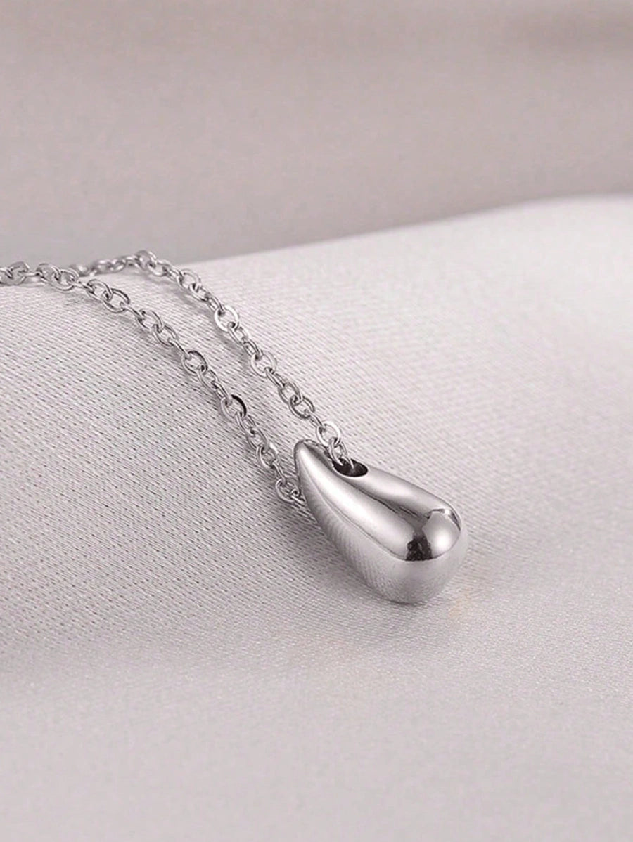 Класическо дамско колие с минималистичен дизайн и класическа верижка. Колието е произведено от висококачествена неръждаема стомана 304 в цвят сребро и с висулка в капковидна форма.