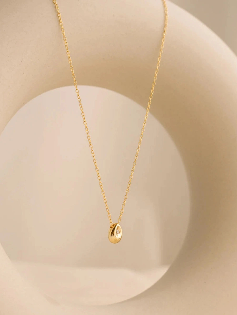 Колие от медицинска стомана с капковидна висулка и кристал цвят злато