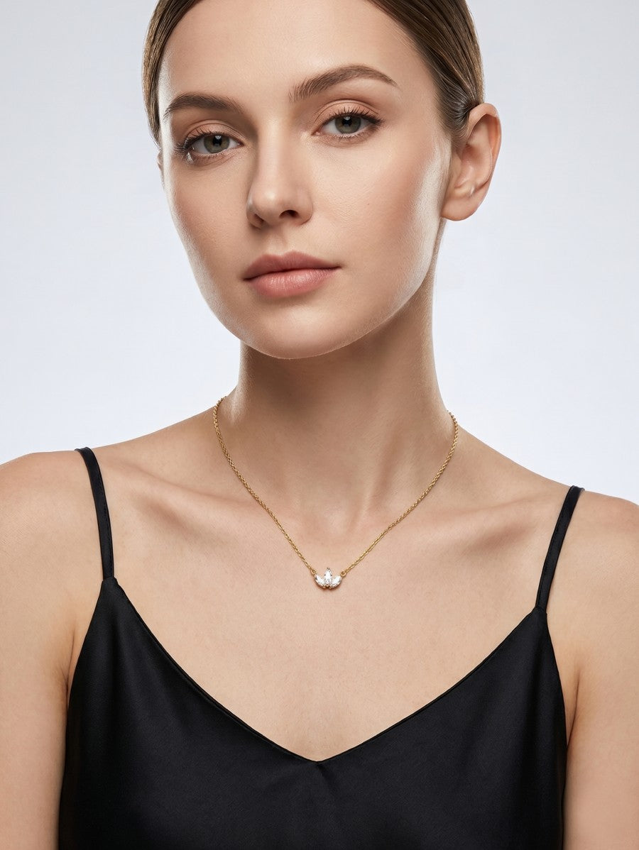 Колие от медицинска стомана с висулка цвете с кристали цвят злато