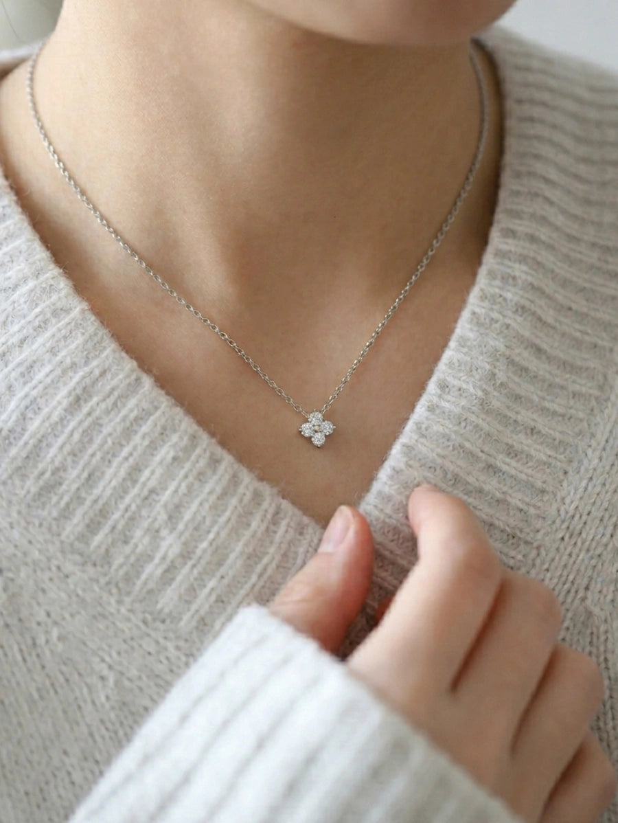 Нежно колие изработено от висококачествено сребро с проба 925. Фина верижка с класическа плетка и централен елемент във формата на нежно цветче. Листенцата на цветето са изкусно инкрустирани с прозрачни кристали циркони.