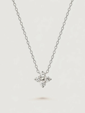 Нежно колие изработено от висококачествено сребро с проба 925. Фина верижка с класическа плетка и централен елемент във формата на нежно цветче. Листенцата на цветето са изкусно инкрустирани с прозрачни кристали циркони.