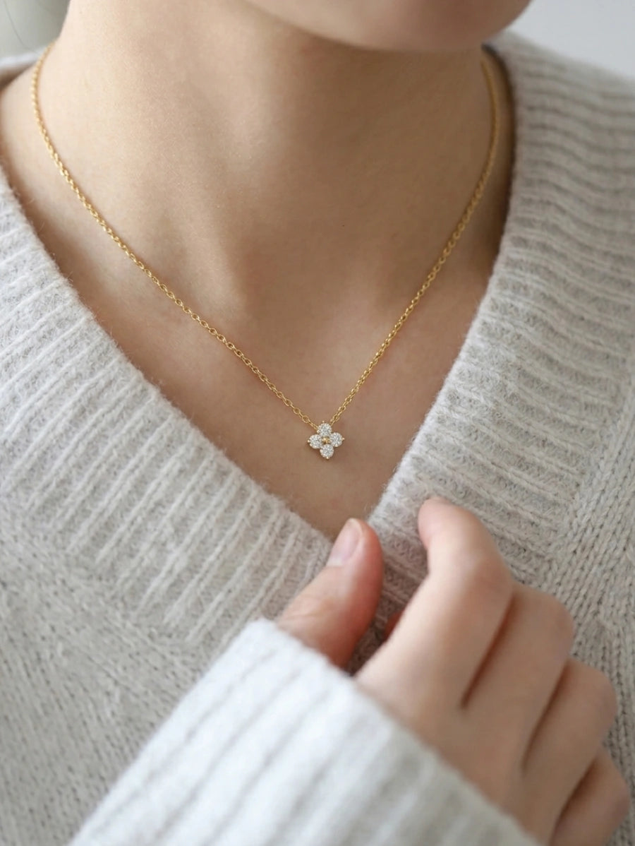 Нежно колие изработено от висококачествено сребро с проба 925, обогатено с позлата 14K. Фина верижка с класическа плетка и централен елемент във формата на нежно цветче. Листенцата на цветето са изкусно инкрустирани с прозрачни кристали циркони.