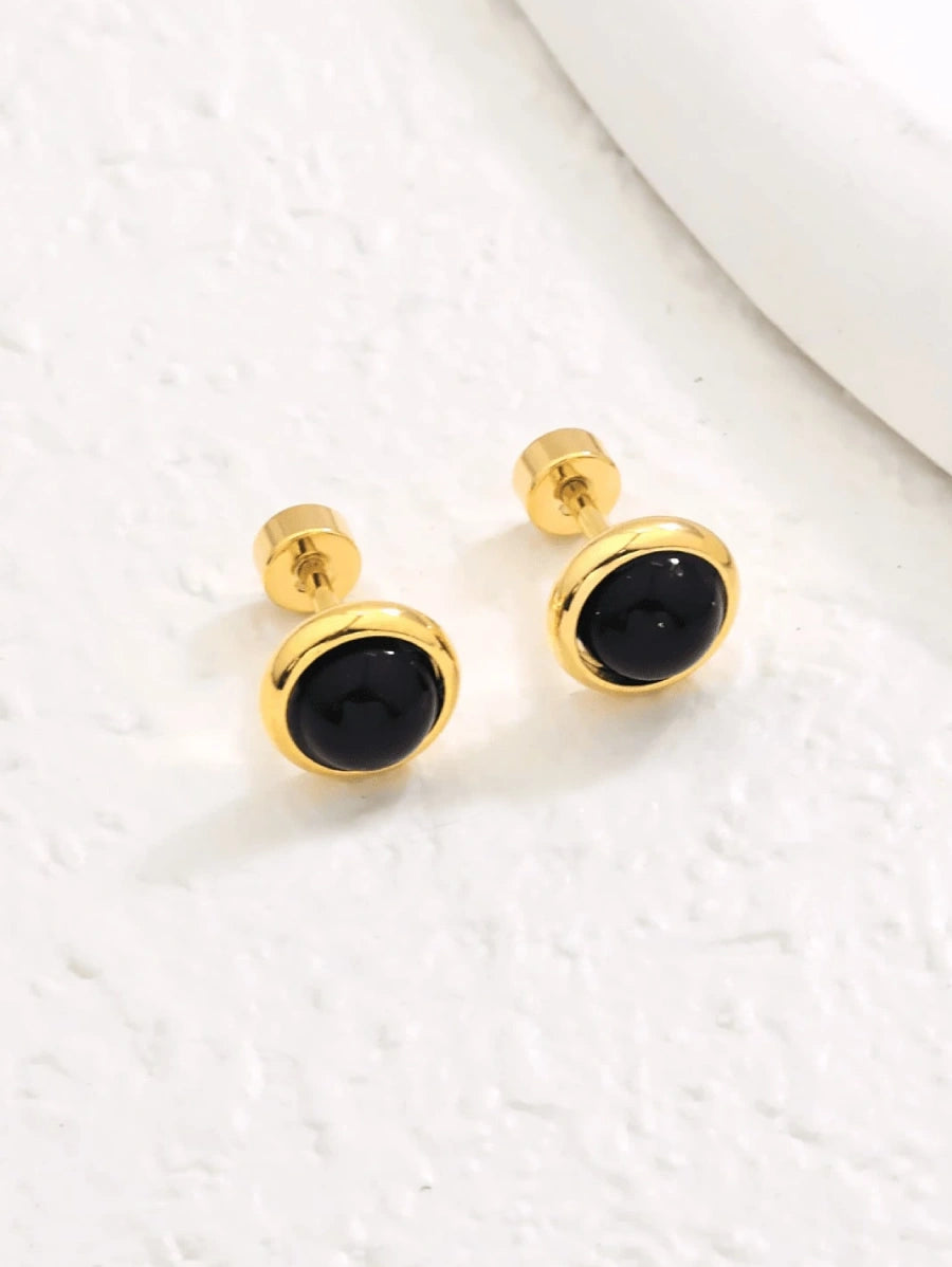 Елегантни дамски обеци, изработени от висококачествена медицинска стомана в цвят злато. Геометричната форма придава на обеците съвременен и модерен вид, докато черният емайл добавя нотка чар към иначе изтънчения дизайн.