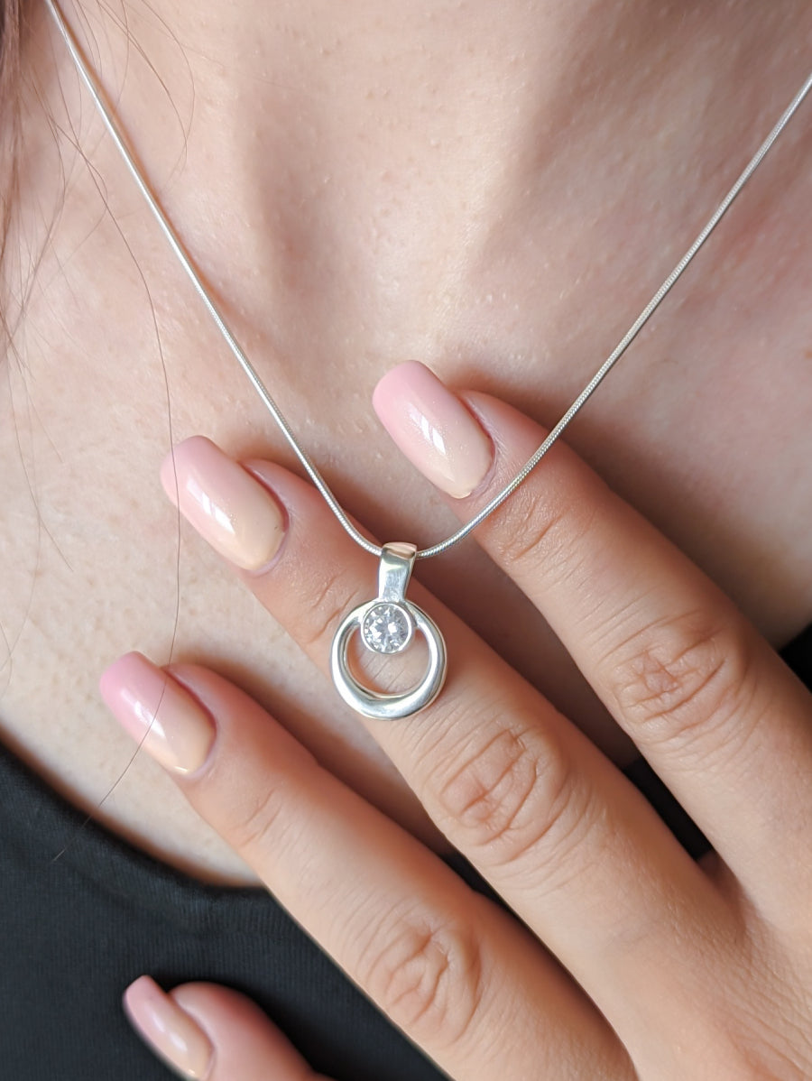 Овална сребърна висулка с кръгъл циркон