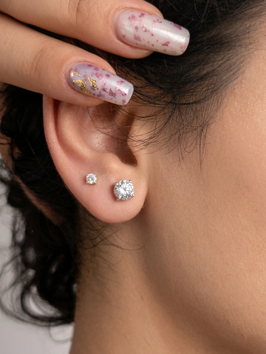 Дамски обеци, изработени от сребро с проба 925. Сребърните обеци са с класическа закопчалка - щифт с пеперуда. Инкрустирани са с кръгъл циркон с размер 3.0 мм. Подходящи за втора дупка. Подходящи за деца.