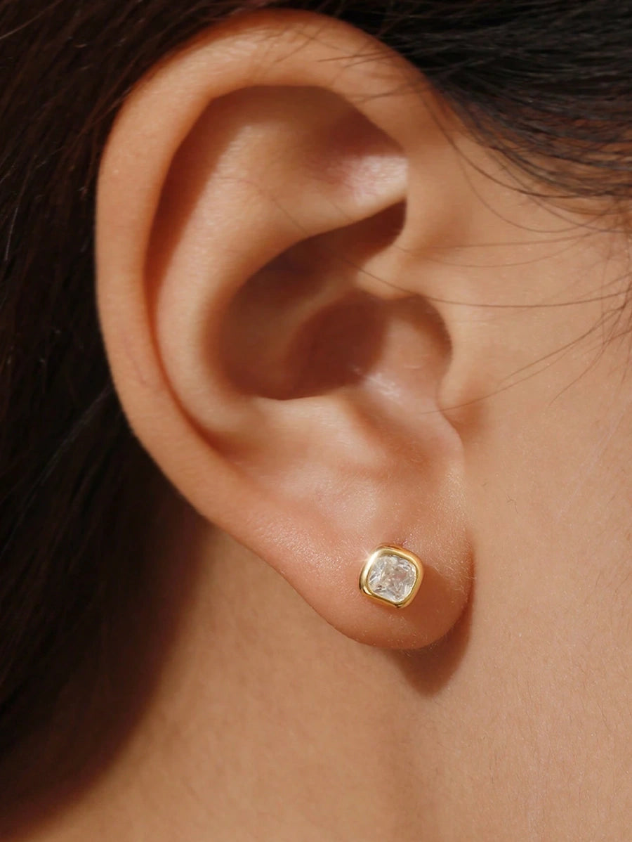 Елегантни сребърни обеци проба 925 с позлата и блестящ кристал. С изчистен и стилен дизайн.