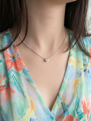 Сребърно колие с нежен циркон и верижка змийска плетка