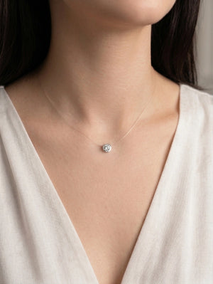 Сребърно колие тип Чокър с корда, сребърен елемент и висококачествен кристал.