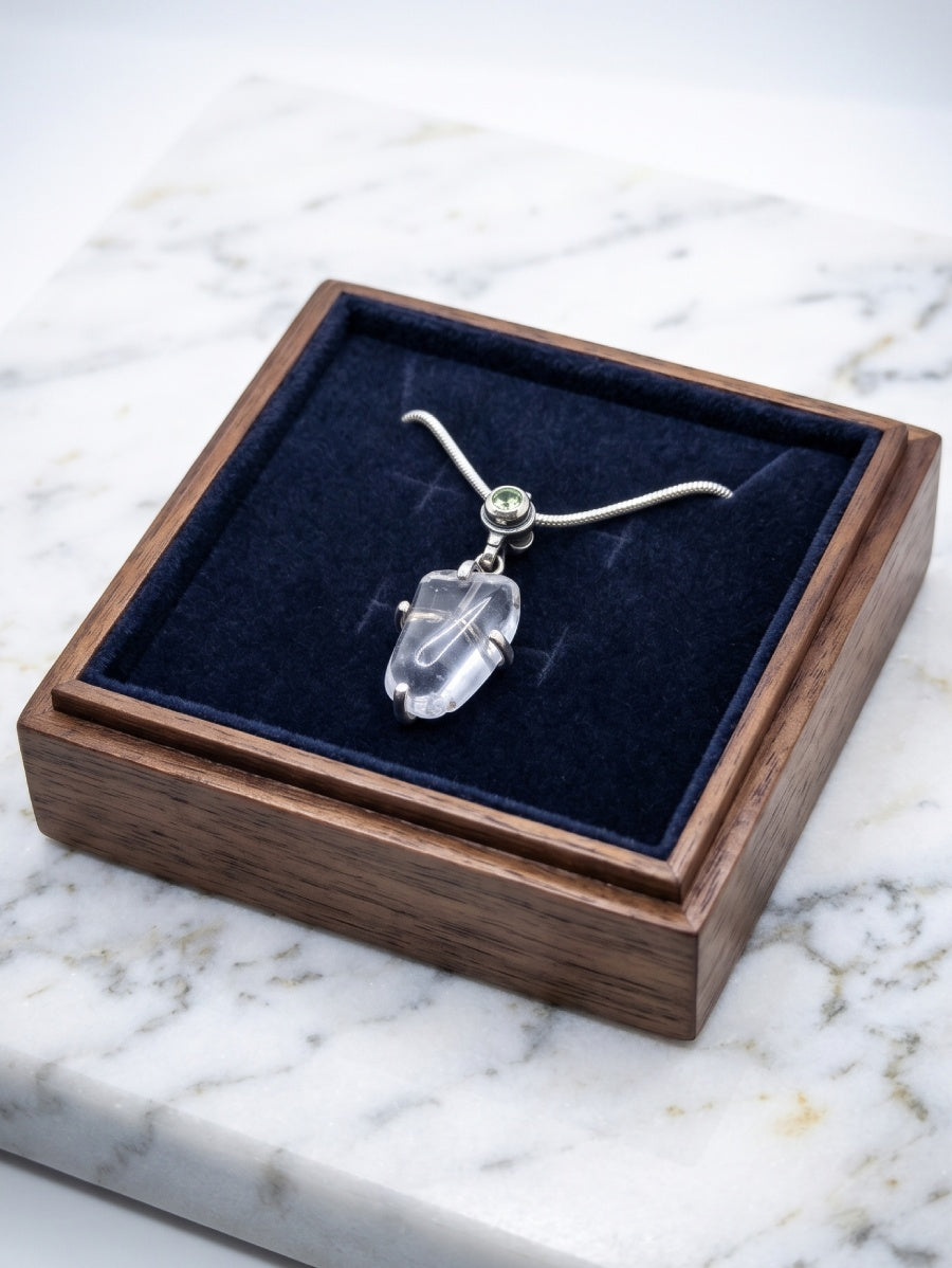 Висулка от сребро проба 925, инкрустирана с естествен Планински кристал.