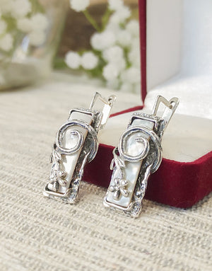 Сребърен комплект бижута проба 925 включващ обеци с естествен бял седеф - бижуто е подходящо за жени