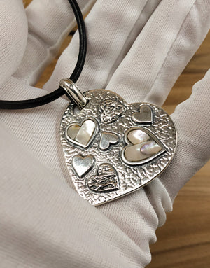 Сребърна висулка проба 925 с естествен бял седеф - бижуто е подходящо за жени