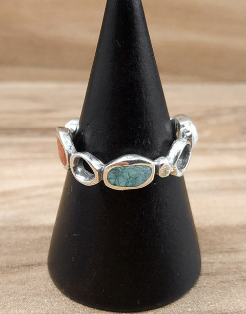 Сребърен пръстен проба 925 в комбинация с естествен Седеф и автентични полускъпоценни камъни Червен Корал и Тюркоаз - бижуто е подходящо за жени