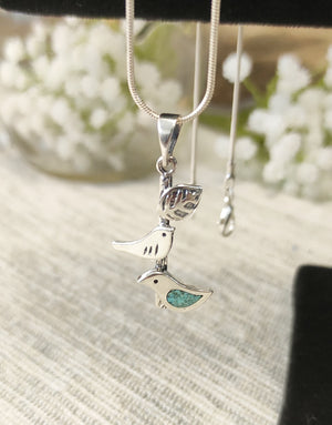 Сребърна висулка проба 925 декорирана с естествен полускъпоценен камък Тюркоаз - бижуто е подходящо за жени