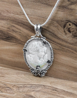 Сребърна висулка проба 925 с естествен бял седеф - бижуто е подходящо за жени