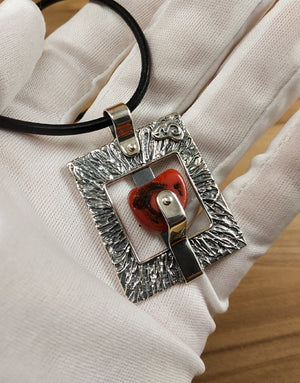 Сребърна висулка проба 925 с автентичен Червен Корал - бижуто е подходящо за жени