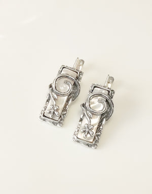 Сребърен комплект бижута проба 925 включващ обеци с естествен бял седеф - бижуто е подходящо за жени