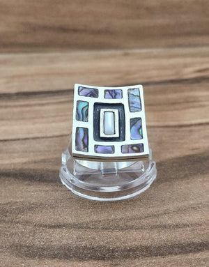 Сребърен комплект бижута проба 925 включващ обеци, медальон, пръстен, гривна с естествен бял седеф - бижуто е подходящо за жени