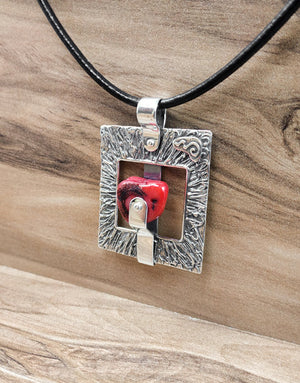 Сребърна висулка проба 925 с автентичен Червен Корал - бижуто е подходящо за жени