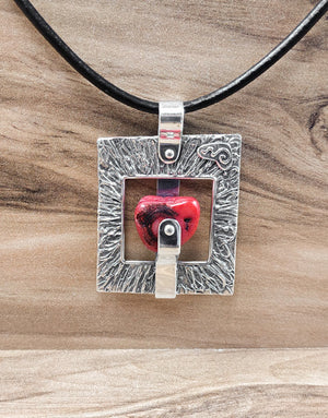 Сребърна висулка проба 925 с автентичен Червен Корал - бижуто е подходящо за жени