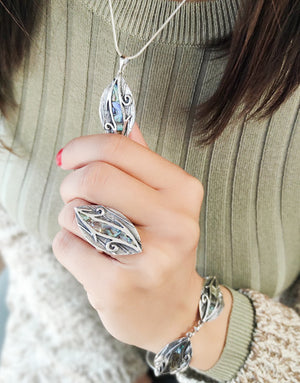 Сребърна висулка проба 925 във флорален мотив в комбинация с естествен Абалон (Кралски Седеф)