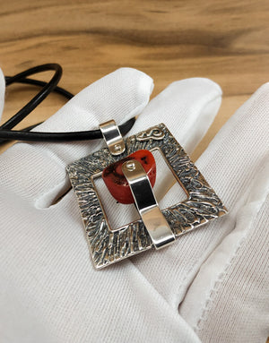 Сребърна висулка проба 925 с автентичен Червен Корал - бижуто е подходящо за жени