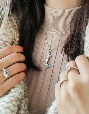 Сребърна висулка проба 925 декорирана с естествен полускъпоценен камък Тюркоаз - бижуто е подходящо за жени