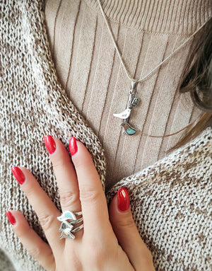 Сребърна висулка проба 925 декорирана с естествен полускъпоценен камък Тюркоаз - бижуто е подходящо за жени