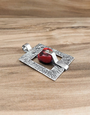 Сребърна висулка проба 925 с автентичен Червен Корал - бижуто е подходящо за жени