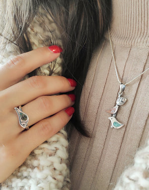 Сребърна висулка проба 925 декорирана с естествен полускъпоценен камък Тюркоаз - бижуто е подходящо за жени