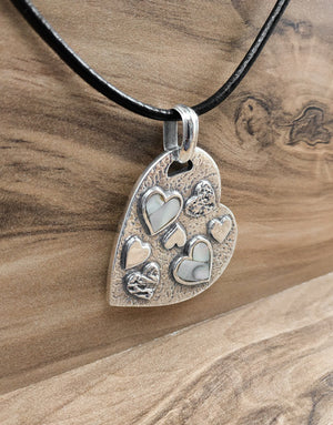 Сребърна висулка проба 925 с естествен бял седеф - бижуто е подходящо за жени