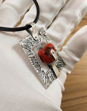 Сребърна висулка проба 925 с автентичен Червен Корал - бижуто е подходящо за жени