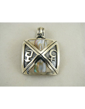 Сребърен комплект бижута проба 925 включващ обеци, медальон, пръстен, гривна с естествен бял седеф - бижуто е подходящо за жени