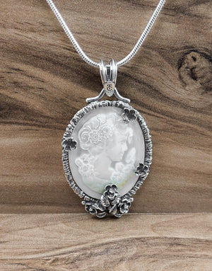 Сребърна висулка проба 925 с естествен бял седеф - бижуто е подходящо за жени