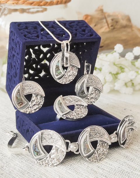 Комплект бутикови дамски бижута от сребро и Абалон - обеци, пръстен, гривна и висулка за колие