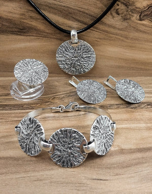 Сребърен комплект бижута проба 925 включващ обеци, медальон, пръстен, гривна - бижуто е подходящо за жени