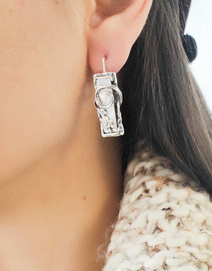 Сребърен комплект бижута проба 925 включващ обеци с естествен бял седеф - бижуто е подходящо за жени