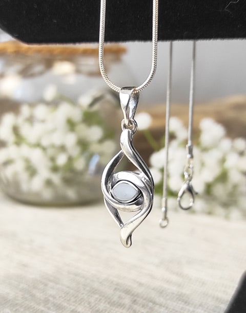 Сребърна висулка проба 925 с естествен бял седеф - бижуто е подходящо за жени