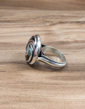 Сребърен пръстен проба 925 в комбинация с естествен Абалон (Кралски Седеф) - бижуто е подходящо за жени