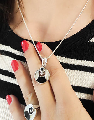 Сребърен пръстен проба 925 с естествени полускъпоценни камъни Оникс и Седеф