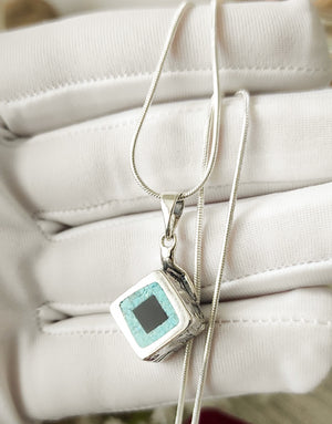 Сребърна висулка проба 925 инкрустирана с комбинация от естествен Тюркоаз и Емайл