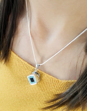 Сребърна висулка проба 925 инкрустирана с комбинация от естествен Тюркоаз и Емайл