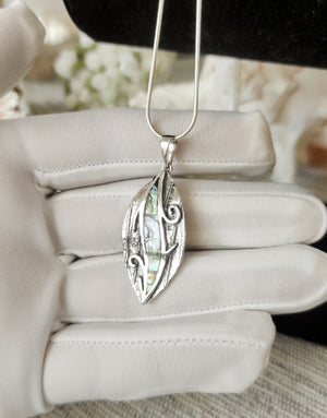 Сребърна висулка проба 925 във флорален мотив в комбинация с естествен Абалон (Кралски Седеф)