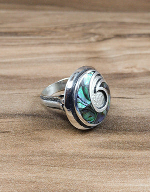 Сребърен пръстен проба 925 в комбинация с естествен Абалон (Кралски Седеф) - бижуто е подходящо за жени